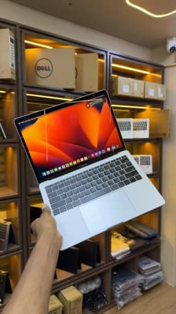 APPLE MacBook Pro 2017, view 2
